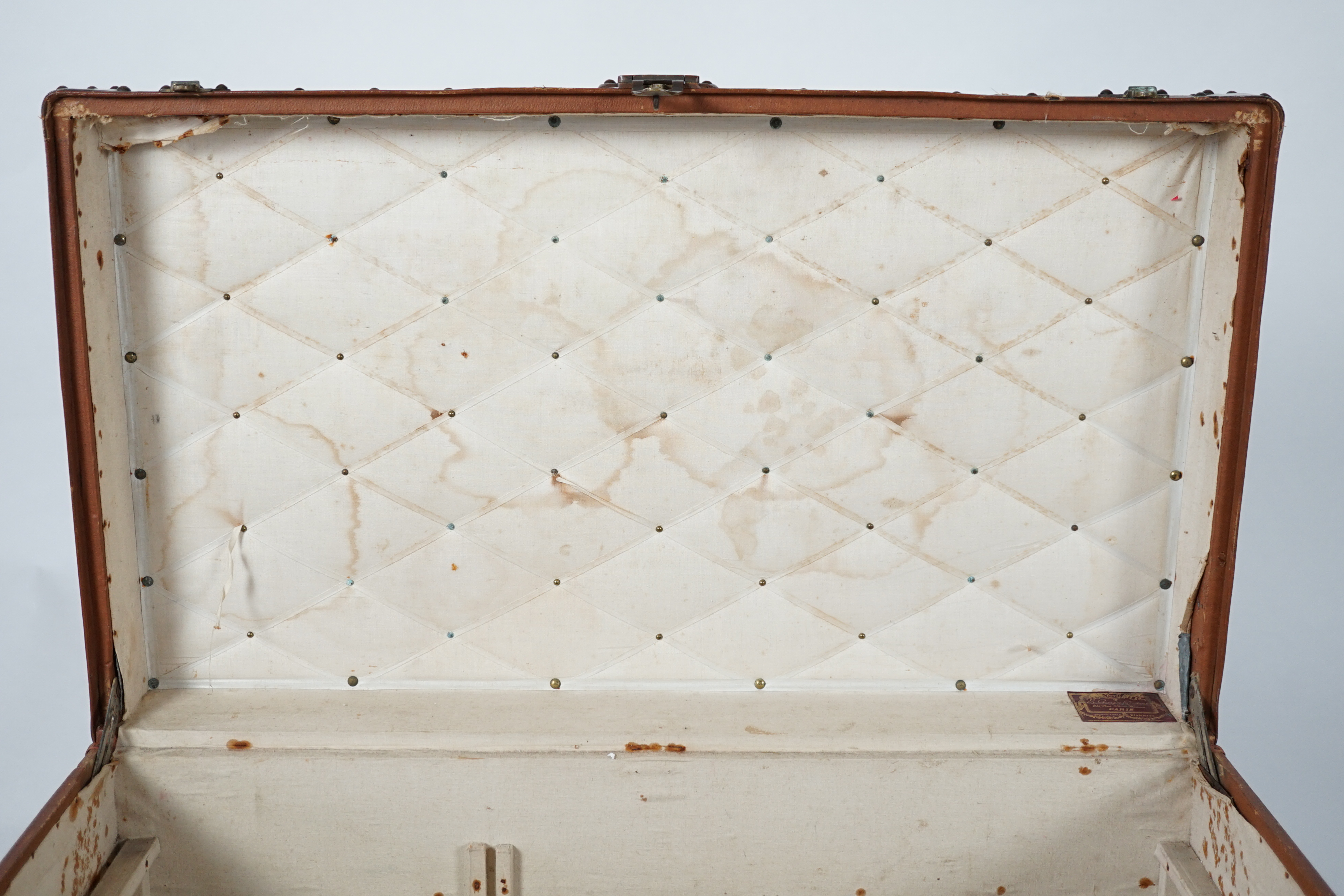 E. Goyard Aine, 233 Rue Saint Honore Paris, a late 19th or early 20th century canvas covered travelling trunk, brass mounted with ash batons, height 48cm, width 86cm, depth 49cm